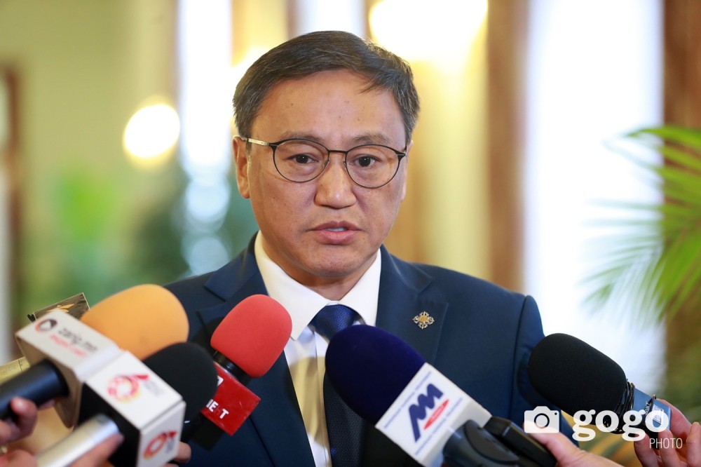 Ж.Чинбүрэн: Эмч, ажилтнуудын цалинг ирэх онд 75 хувиар нэмнэ